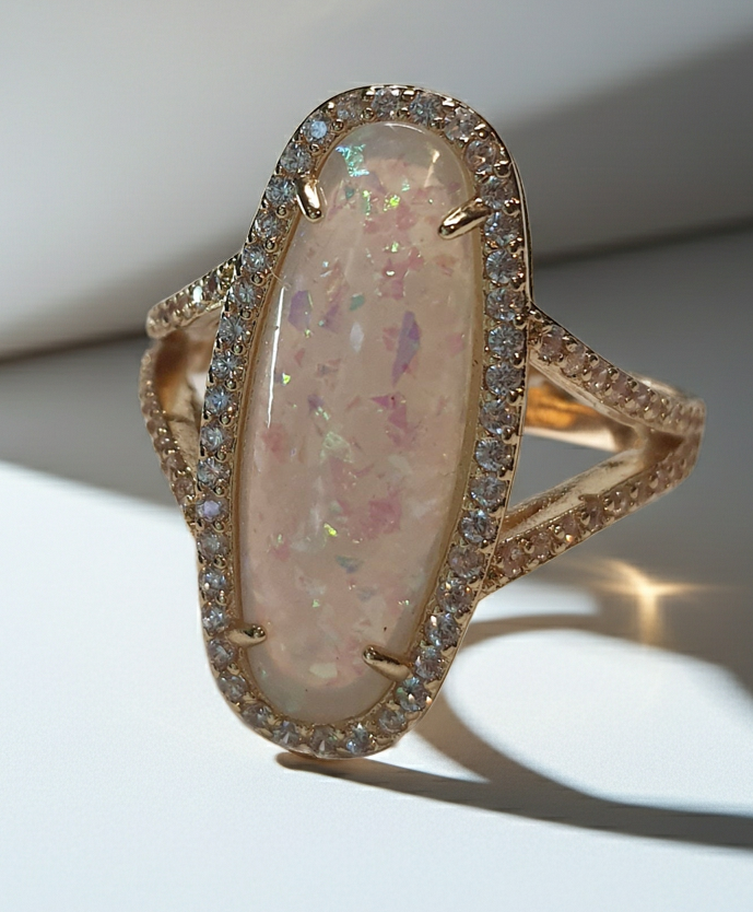 Złoty pierścionek ze stali nierdzewnej z podłużnym opalizującym kamieniem i cyrkoniami w stylu glamour eleganckim. Rozmiar 19 mm. stal chirurgiczna, stal nierdzewna, wodoodporne, hipoalergiczne, jakość premium, RougeBizu.