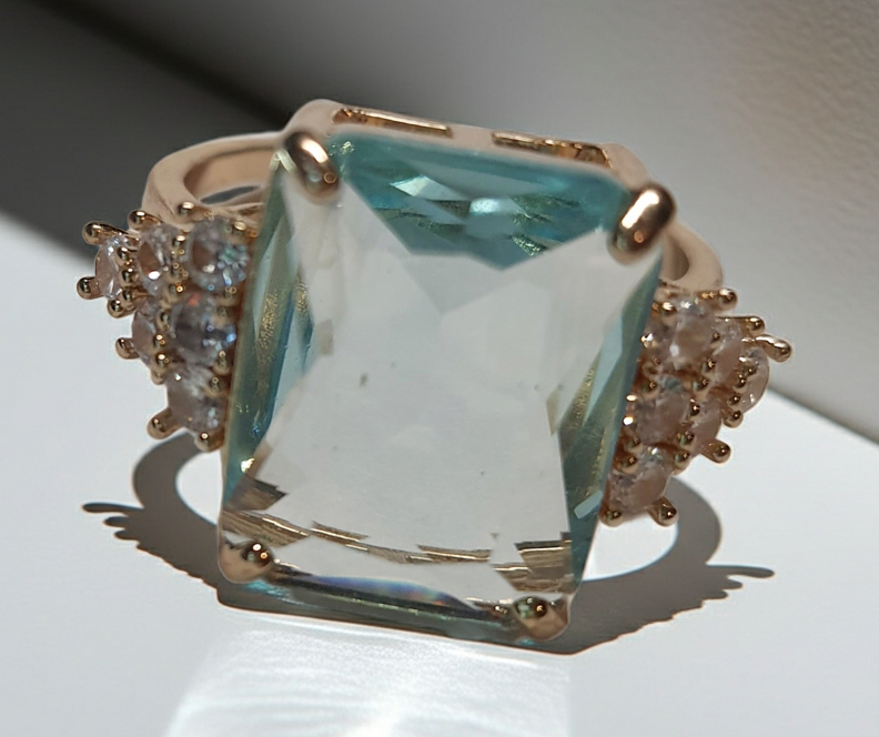 Złoty pierścionek ze stali nierdzewnej z prostokątnym błękitnym kamieniem i cyrkoniami po bokach w stylu glamour klasycznym. Rozmiar 20 mm. stal chirurgiczna, stal nierdzewna, wodoodporne, hipoalergiczne, jakość premium, RougeBizu.