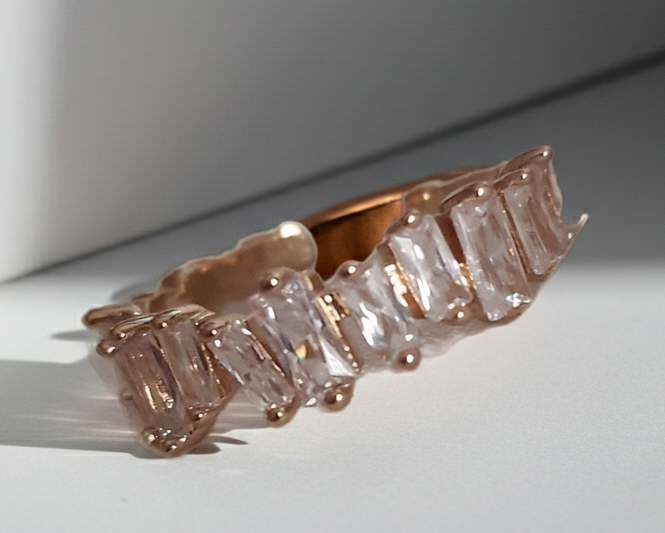 Pierścionek damski ze stali nierdzewnej, rozmiar 17 mm, złoty, zdobiony rzędem prostokątnych cyrkonii w linii, subtelny i elegancki styl glamour, Rouge Bizu.