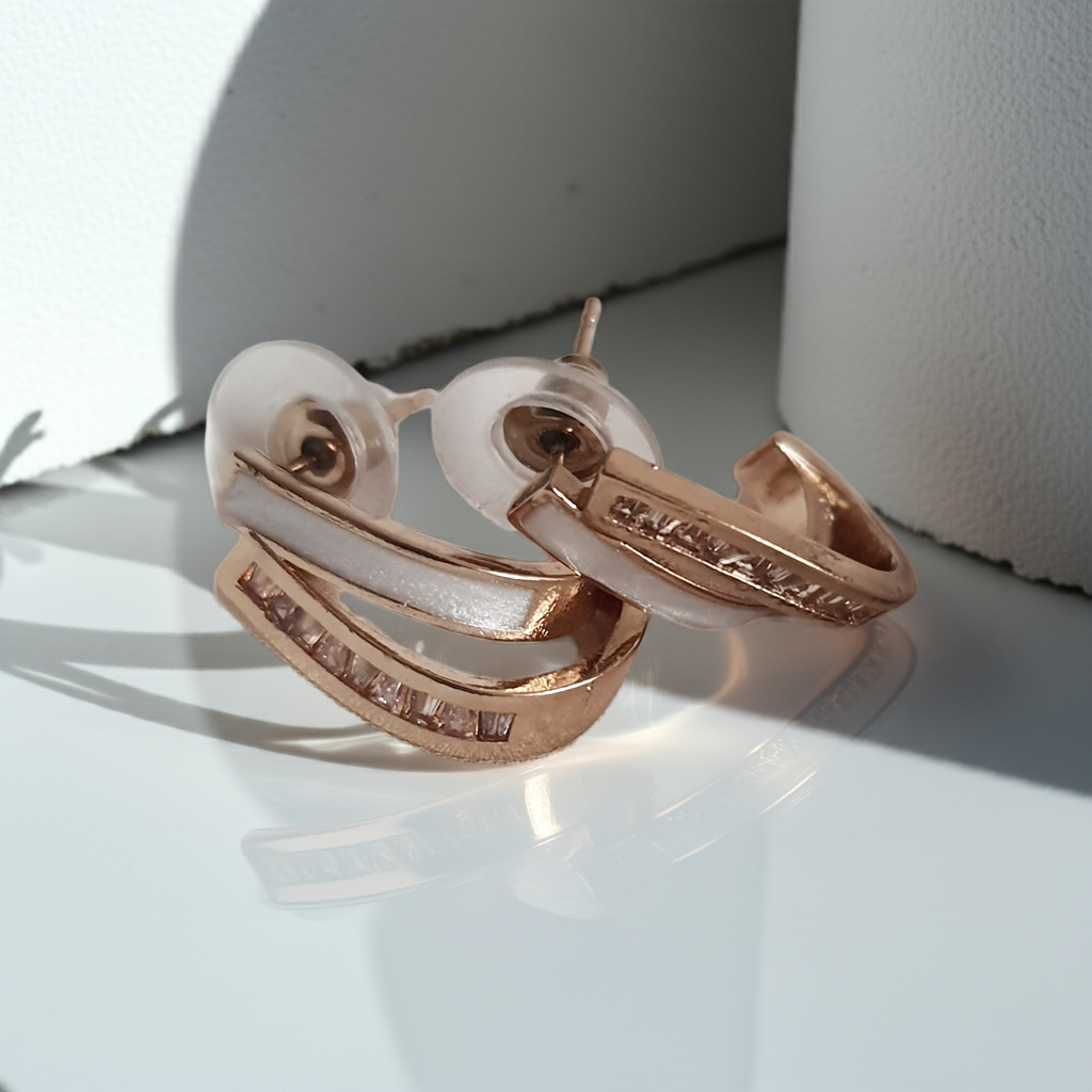 Kolczyki damskie ze stali nierdzewnej, długość 2 cm, złote półkola o nowoczesnym kształcie, ozdobione rzędem cyrkonii, minimalistyczny i elegancki styl glamour, Rouge Bizu.