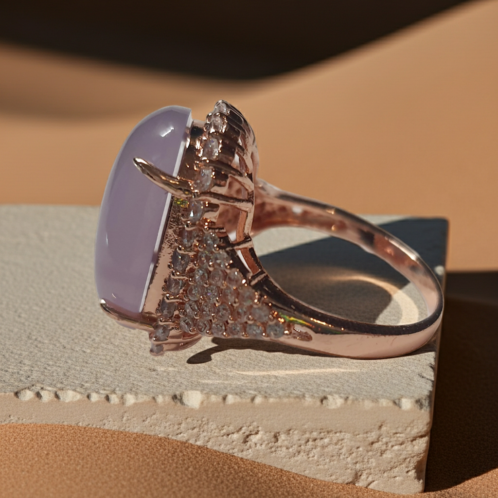 Pierścionek ze złotej stali nierdzewnej z dużym owalnym mleczno-różowym kamieniem otoczonym cyrkoniami w stylu glamour romantycznym. Rozmiar 19 mm. stal chirurgiczna, stal nierdzewna, wodoodporne, hipoalergiczne, jakość premium, RougeBizu.