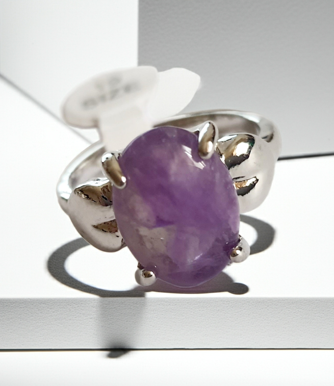 Lawendowy dotyk – pierścionek z kamieniem jak sen o letnim zmierzchu