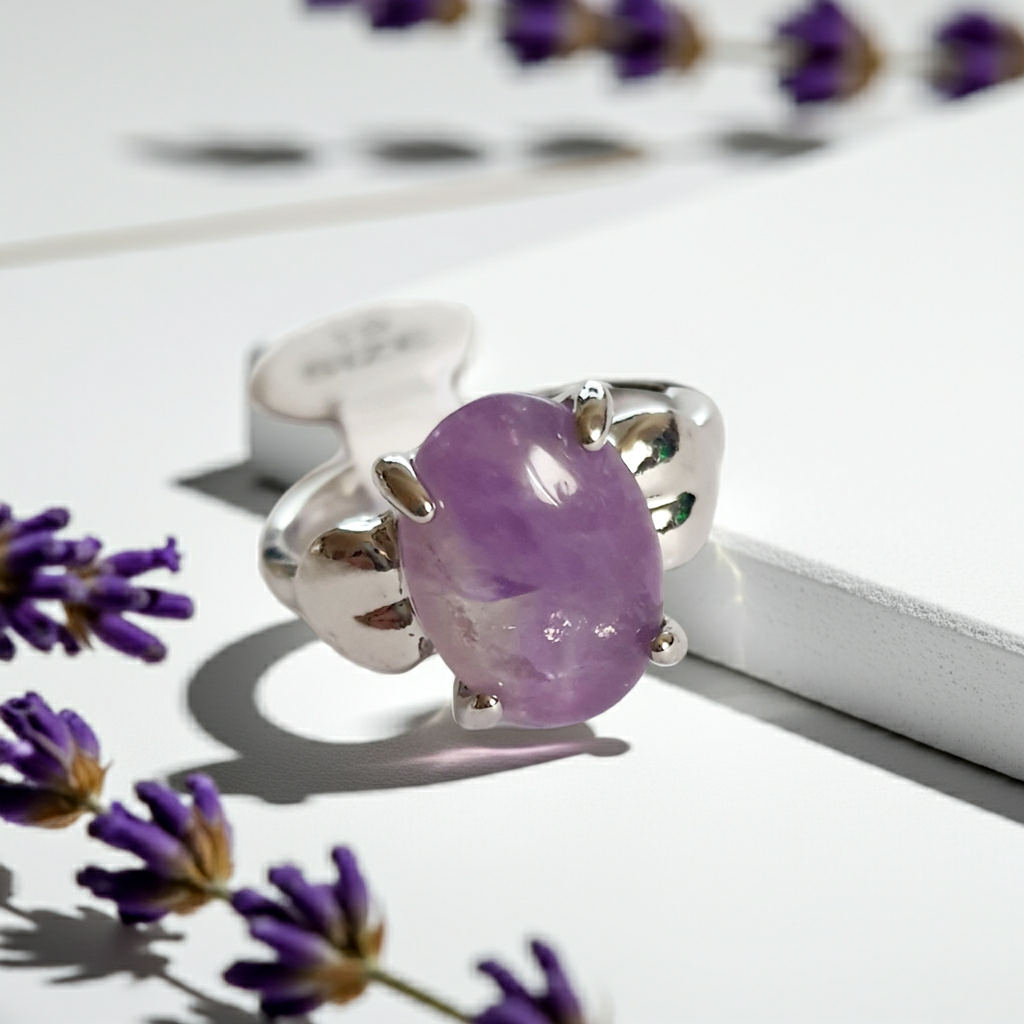 Lawendowy dotyk – pierścionek z kamieniem jak sen o letnim zmierzchu