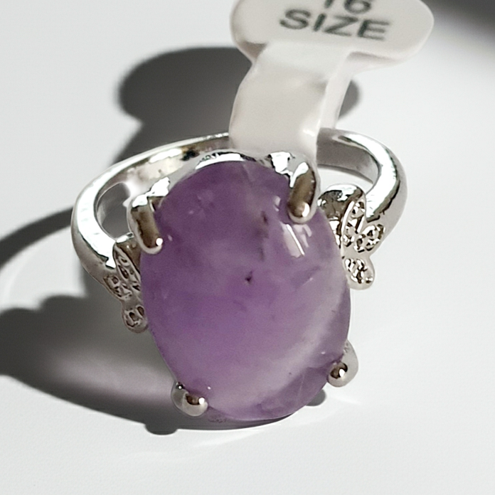 Lawendowy pocałunek – pierścionek z subtelnym kamieniem i koronkową oprawą