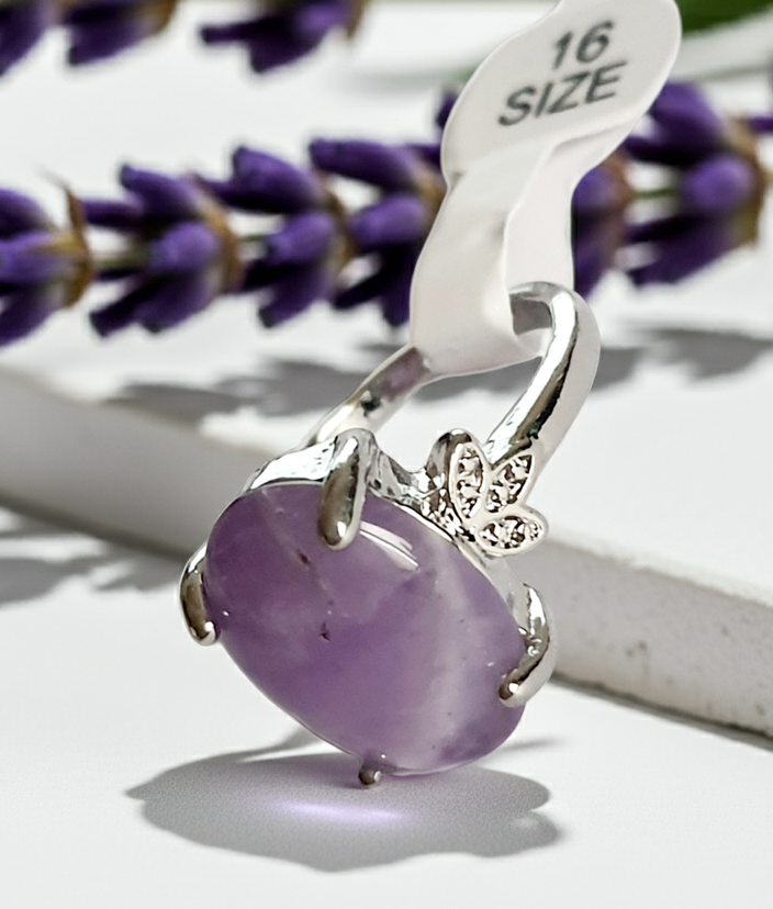 Lawendowy pocałunek – pierścionek z subtelnym kamieniem i koronkową oprawą