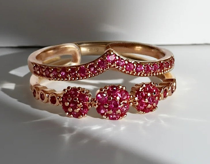 Gold ring with green stones – vintage glamour and elegance
