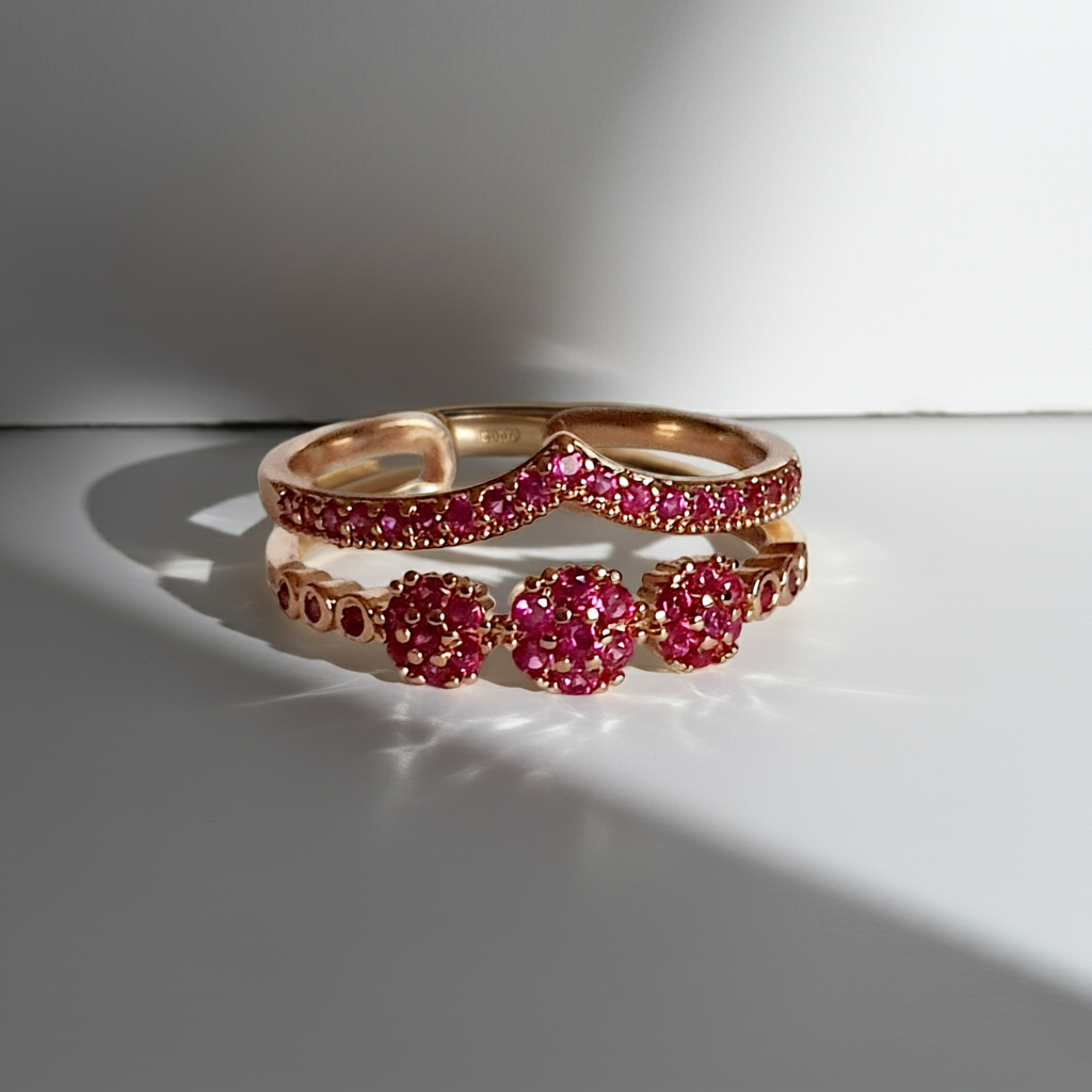 Pierścionek ze stali nierdzewnej w kolorze złota, zdobiony różowymi cyrkoniami w formie kwiatowych motywów. Rozmiar 17 mm. Styl romantyczny i glamour. Rouge Bizu.