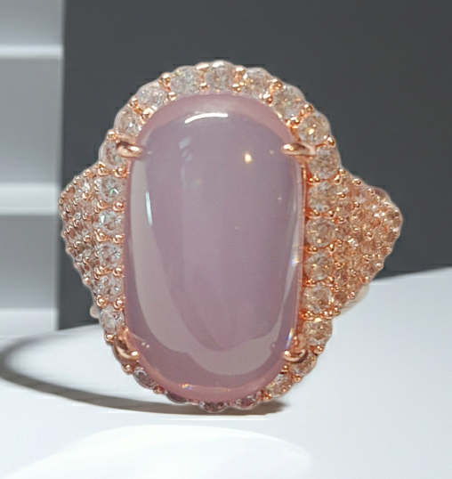 Pierścionek ze stali nierdzewnej w kolorze różowego złota z owalnym lawendowym kamieniem otoczonym cyrkoniami w stylu glamour romantycznym. Rozmiar 20 mm. stal chirurgiczna, stal nierdzewna, wodoodporne, hipoalergiczne, jakość premium, RougeBizu.