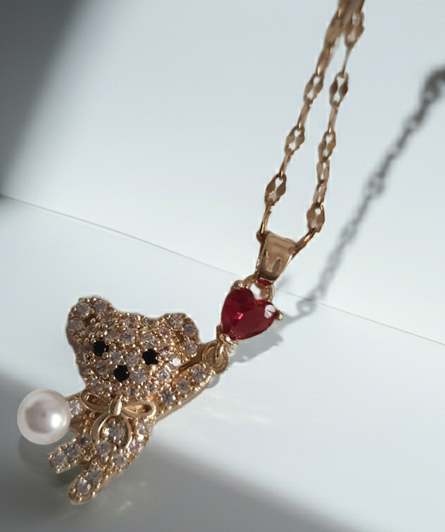 Naszyjnik damski ze stali nierdzewnej, długość regulowana 44–49 cm, złoty, zawieszka w kształcie misia wysadzanego cyrkoniami, z perłą i czerwonym sercem, styl uroczy glamour, Rouge Bizu.
