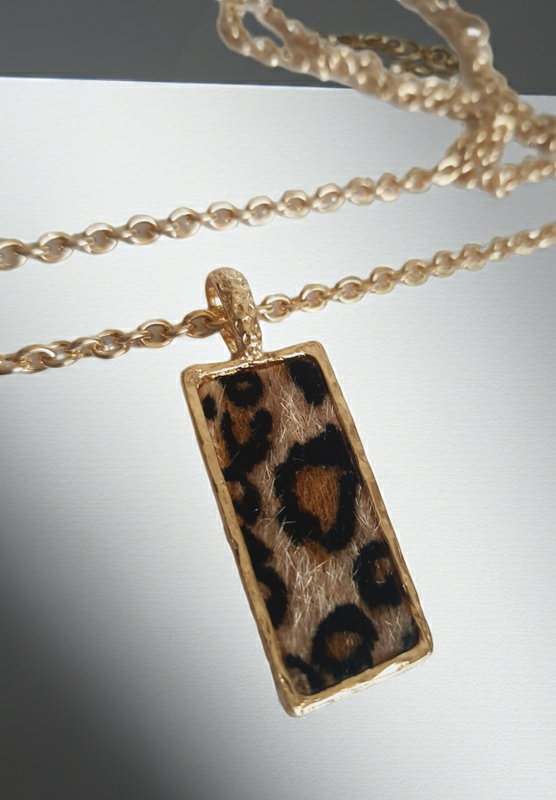 Złoty naszyjnik ze stali chirurgicznej z długim łańcuszkiem (81 cm) i prostokątną zawieszką w panterkowy wzór z imitacją futerka. Stal chirurgiczna, stal nierdzewna, wodoodporne, hipoalergiczne, jakość premium. RougeBizu.