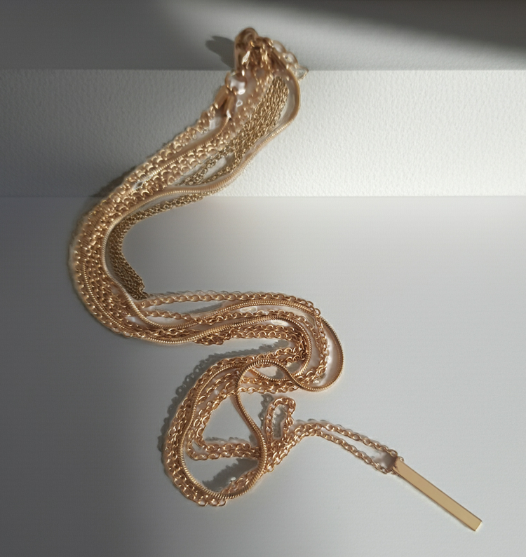 Złoty potrójny naszyjnik ze stali chirurgicznej z delikatnymi łańcuszkami i minimalistycznymi zawieszkami. Regulowana długość 39–45 cm. Stal chirurgiczna, stal nierdzewna, wodoodporne, hipoalergiczne, jakość premium. RougeBizu.