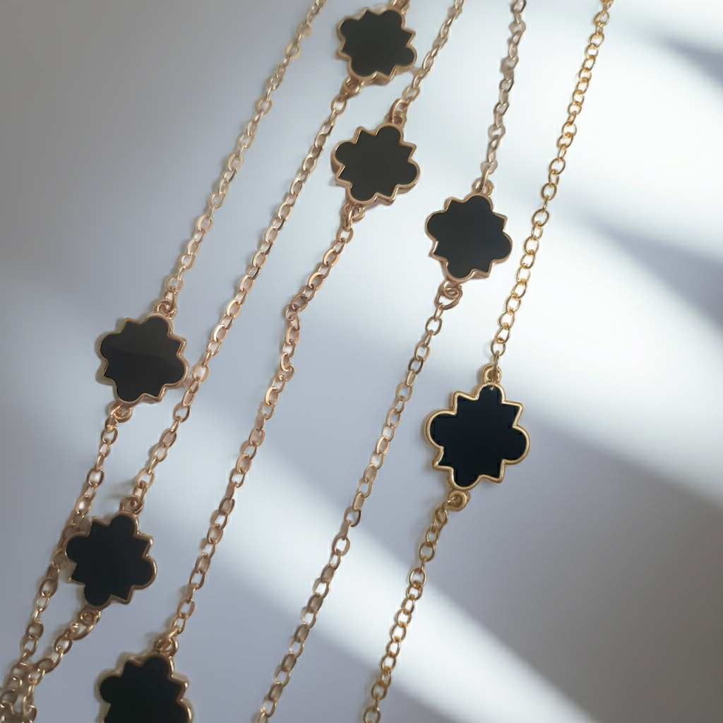 Długi złoty naszyjnik ze stali chirurgicznej z czarnymi zawieszkami w kształcie czterolistnych motywów. Regulowana długość 83–90 cm. Stal chirurgiczna, stal nierdzewna, wodoodporne, hipoalergiczne, jakość premium. RougeBizu.