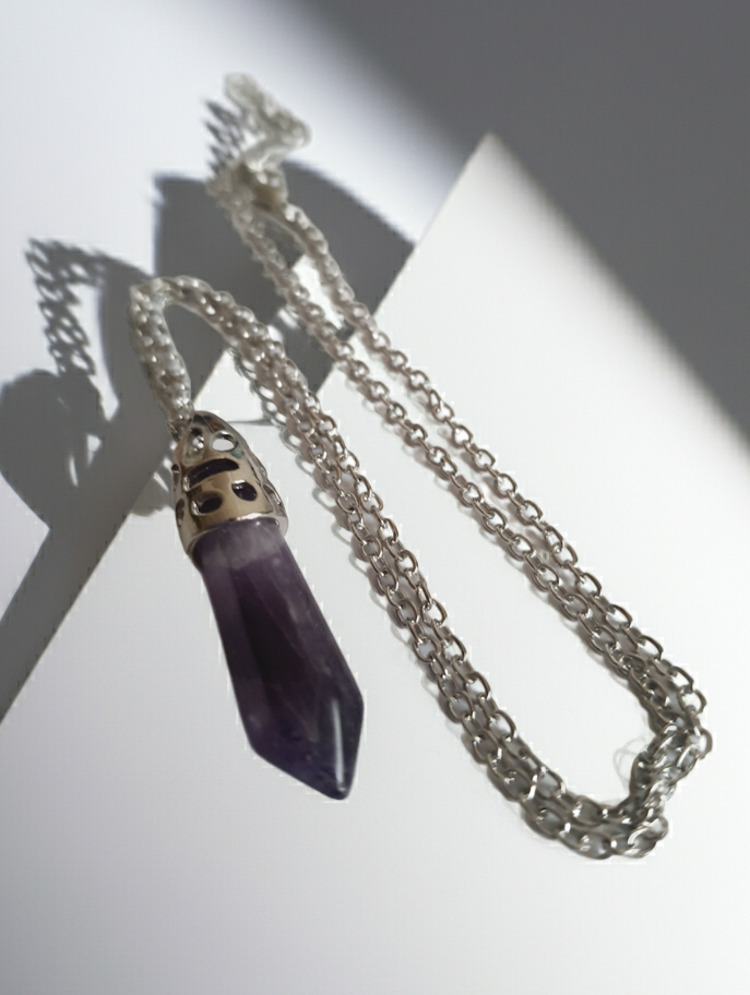 Srebrny naszyjnik ze stali chirurgicznej z zawieszką w postaci syntetycznego ametystu w kształcie szpica. Regulowana długość 48–52 cm. Stal chirurgiczna, stal nierdzewna, wodoodporne, hipoalergiczne, jakość premium. RougeBizu.