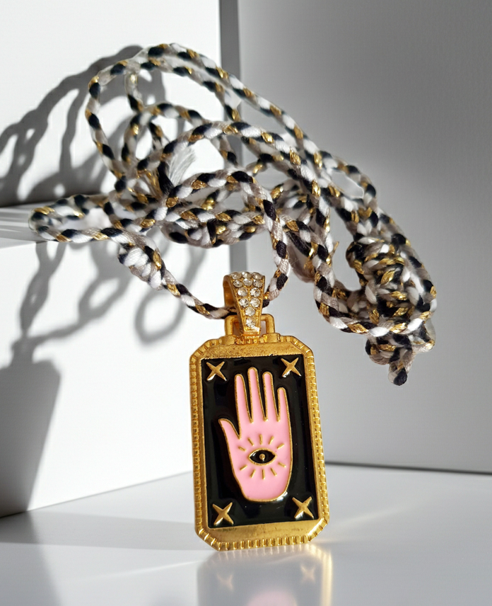 Złoty Naszyjnik ze stali nierdzewnej z zawieszką w kształcie dłoni z okiem proroka. Mistyczny znak ochronny.  Łańcuszek regulowany, hipisowka stylistyka, witchy vibes. Rougebizu
