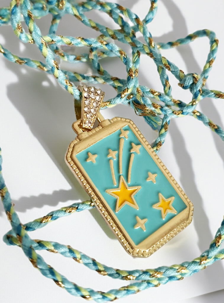 Zawieszka z turkusową emalią i spadającą gwiazdą na kolorowym sznurku, witch vintage, stal nierdzewa, regulowany. rougebizu