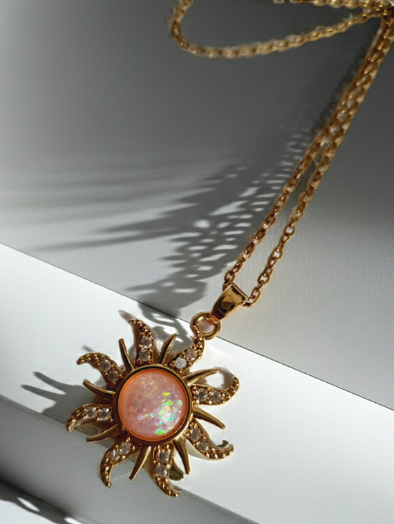 Naszyjnik złocony ze stali nierdzewnej, długość 42–47 cm, zawieszka w kształcie słońca z opalizującym kamieniem i cyrkoniami, RougeBizu.