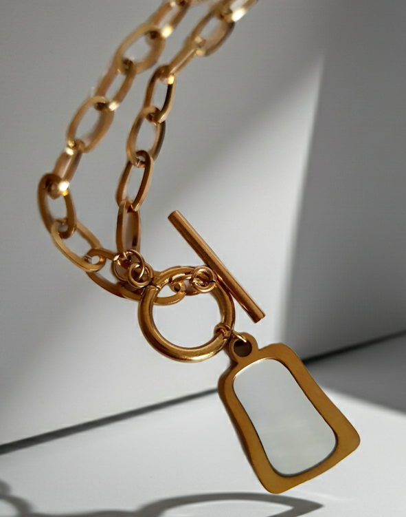 Naszyjnik złocony ze stali nierdzewnej, długość regulowana 40–45 cm, zawieszka geometryczna z masą perłową, RougeBizu.