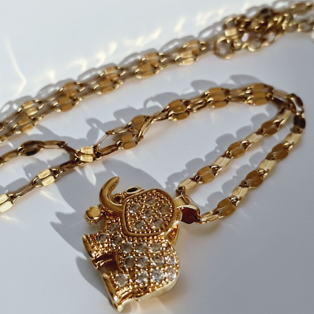 Naszyjnik złocony ze stali nierdzewnej, długość 40–45 cm, zawieszka słoń wysadzany cyrkoniami, RougeBizu.