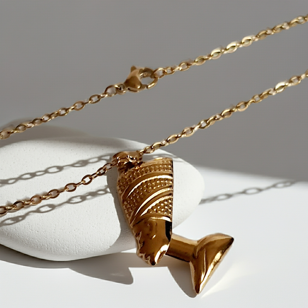 Naszyjnik złoty z wizerunkiem Nefretete – elegancja i siła