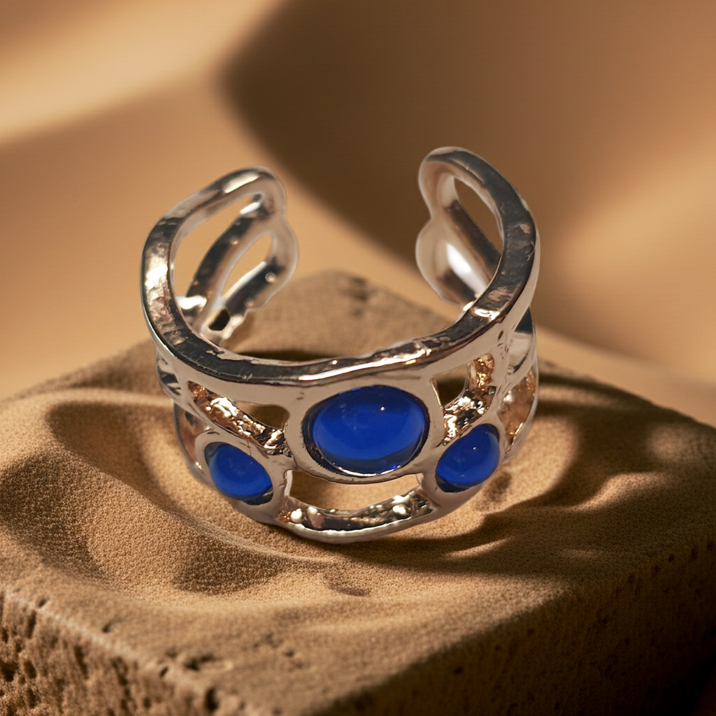 Pierścionek ze złotej stali nierdzewnej z trzema kobaltowymi oczkami w stylu boho artystycznym, otwarty model, rozmiar 19 mm. stal chirurgiczna, stal nierdzewna, wodoodporne, hipoalergiczne, jakość premium, RougeBizu.