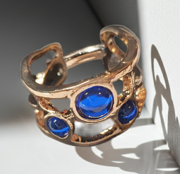 Pierścionek ze złotej stali nierdzewnej z trzema kobaltowymi oczkami w stylu boho artystycznym, otwarty model, rozmiar 19 mm. stal chirurgiczna, stal nierdzewna, wodoodporne, hipoalergiczne, jakość premium, RougeBizu.