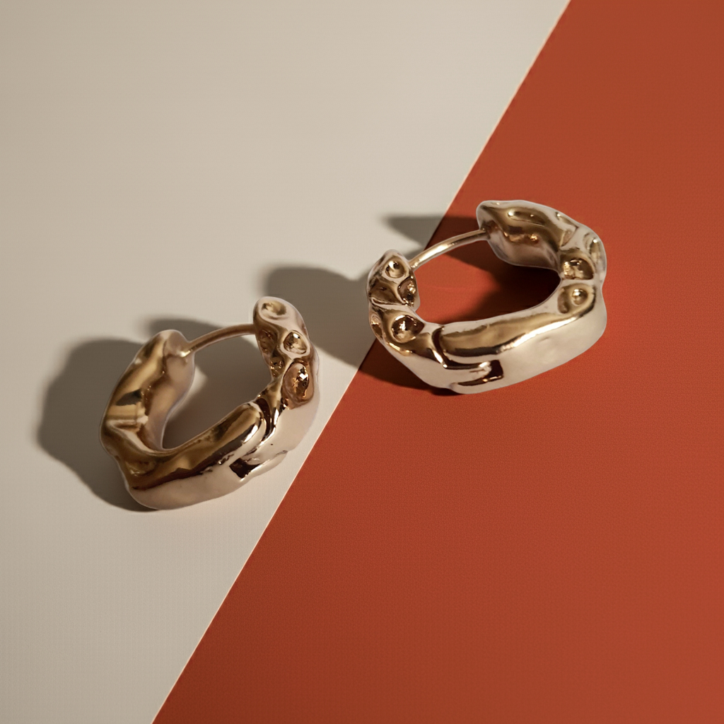 Małe kolczyki złote obręcze o średnicy 1,5 cm, rzeźbiona faktura, stal nierdzewna, eleganckie i minimalistyczne, Rouge Bizu.