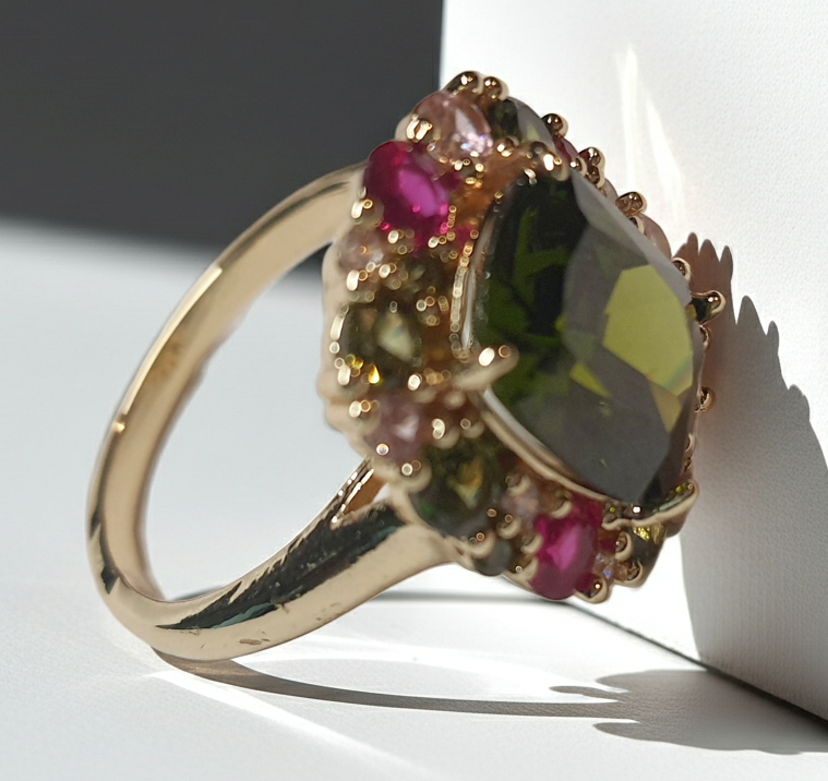 Złoty pierścionek ze stali nierdzewnej z dużym zielonym kamieniem otoczonym kolorowymi kryształami w stylu glamour królewskim. Rozmiar 20 mm. stal chirurgiczna, stal nierdzewna, wodoodporne, hipoalergiczne, jakość premium, RougeBizu.