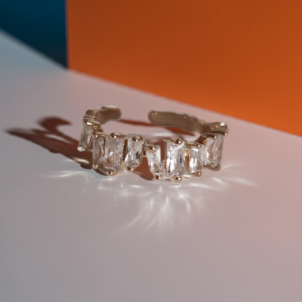 Pierścionek damski ze stali nierdzewnej, rozmiar 17 mm, złoty, zdobiony rzędem prostokątnych cyrkonii w linii, subtelny i elegancki styl glamour, Rouge Bizu.