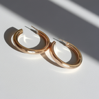 Złote kolczyki klasyczne hoops stal nierdzewna lekkie minimalistyczne 3 cm, eleganckie kolczyki koła z połyskiem, biżuteria codzienna i na prezent
