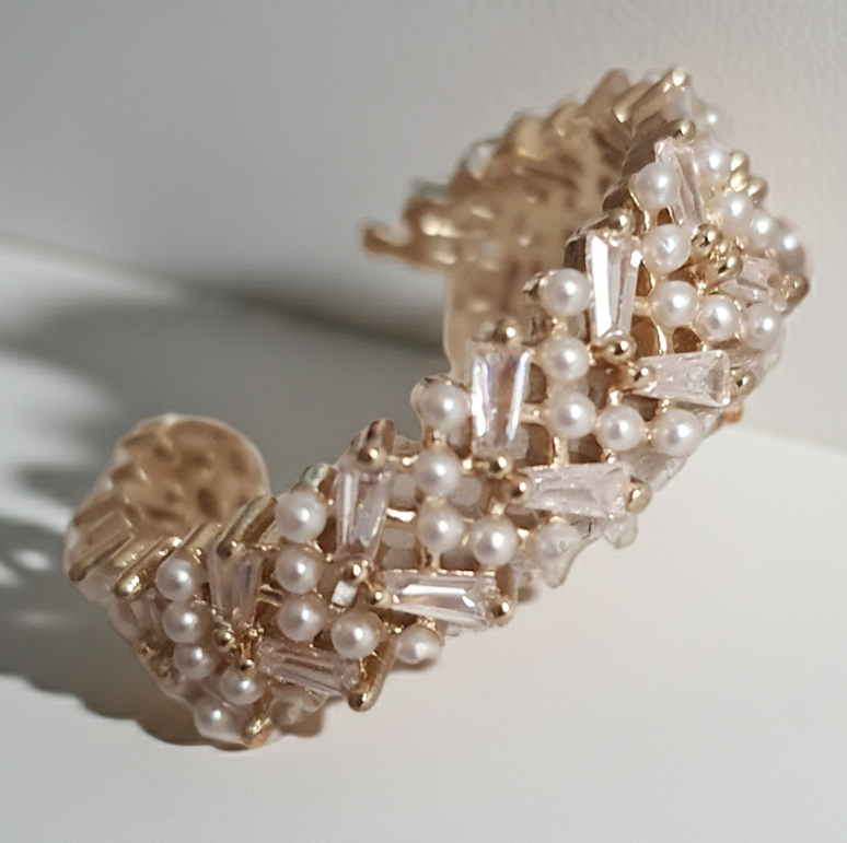 Pierścionek damski ze stali nierdzewnej, rozmiar 19 mm, złota baza zdobiona drobnymi perłami i kryształowymi kamieniami, elegancki styl glamour, Rouge Bizu.