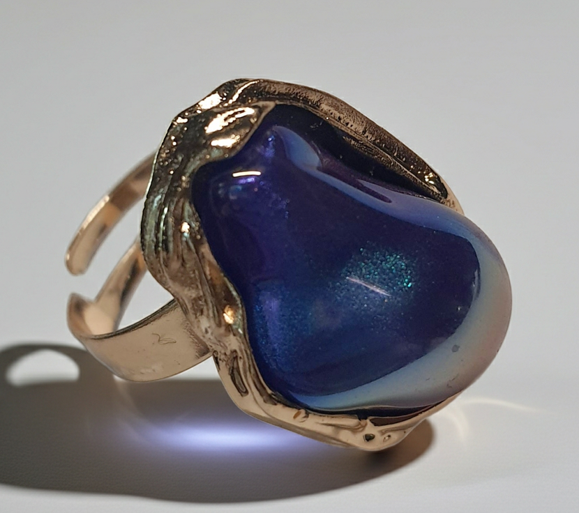 Pierścionek Aurora ze stali chirurgicznej, stal nierdzewna, złota oprawa z opalizującym kamieniem w kolorach fioletu i błękitu, styl glamour, rozmiar 18 mm, wodoodporny, hipoalergiczny, jakość premium, Rouge Bizu.