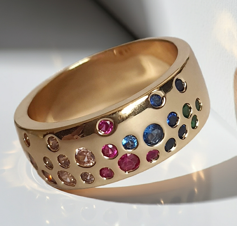 Gold ring with green stones – vintage glamour and elegance