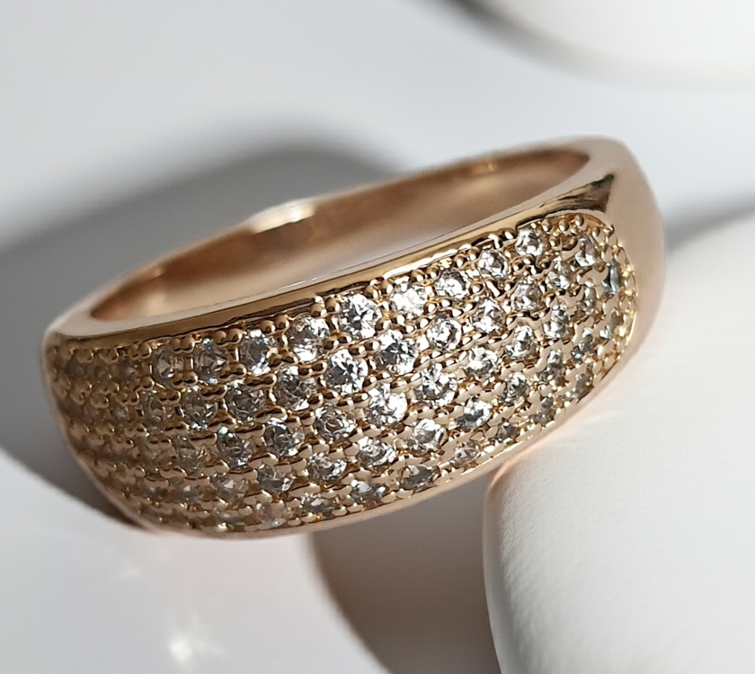 Gold ring with green stones – vintage glamour and elegance