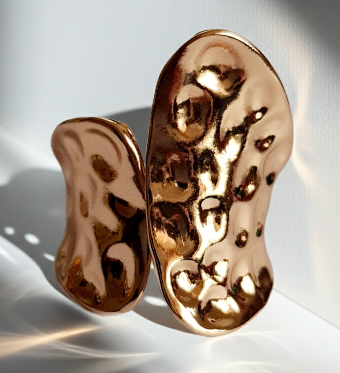 Pierścionek rzeźbiarski z żółtego złota, nieregularna tekstura, połyskująca powierzchnia, stal nierdzewna, rozmiar 17 mm, nowoczesna elegancja. Rouge Bizu.
