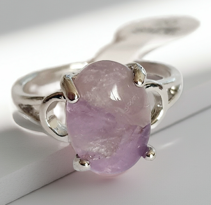 Pierścionek „Lawendowa Cisza” — Urok Kamienia w Odcieniu Fioletowej Mgły