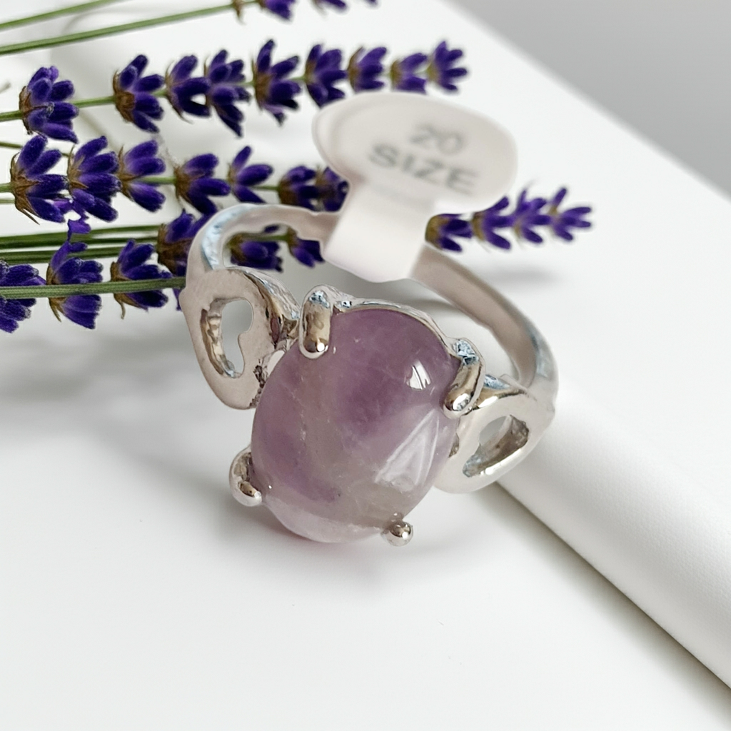 Pierścionek „Mgła Lawendy” — Srebrzysty Blask z Kamieniem w Odcieniu Lila