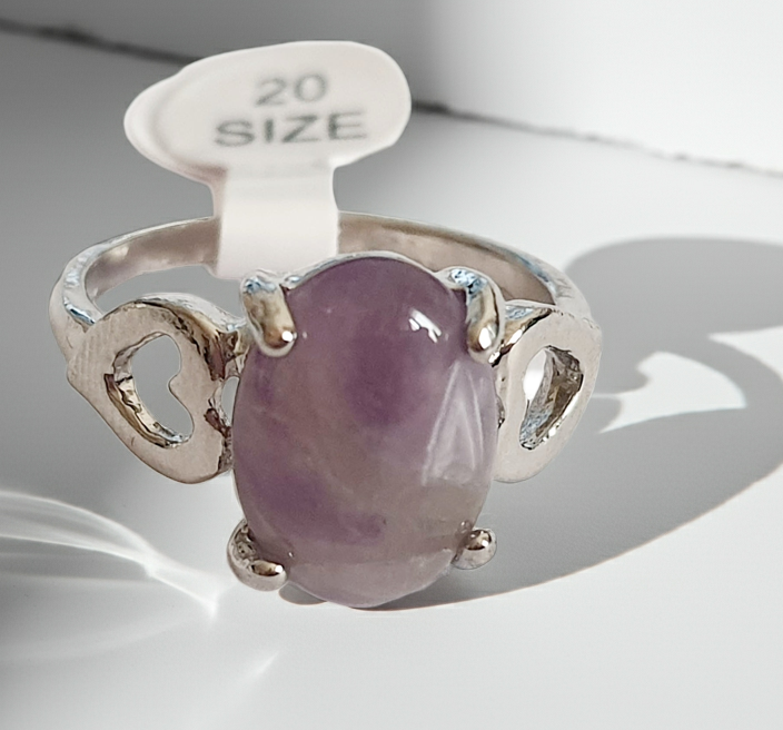 Pierścionek „Mgła Lawendy” — Srebrzysty Blask z Kamieniem w Odcieniu Lila