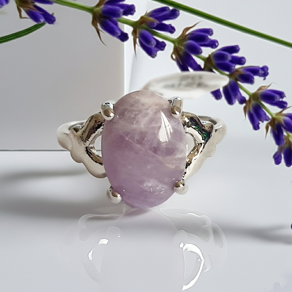 Pierścionek „Mglista Lawenda” — Subtelna Srebrzystość z Kamieniem Lila
