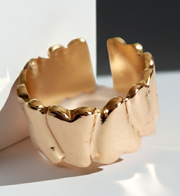 Złoty pierścionek ze stali nierdzewnej z wypukłymi serduszkami, romantyczny, minimalistyczny styl, rozmiar 16 mm. Rouge Bizu.
