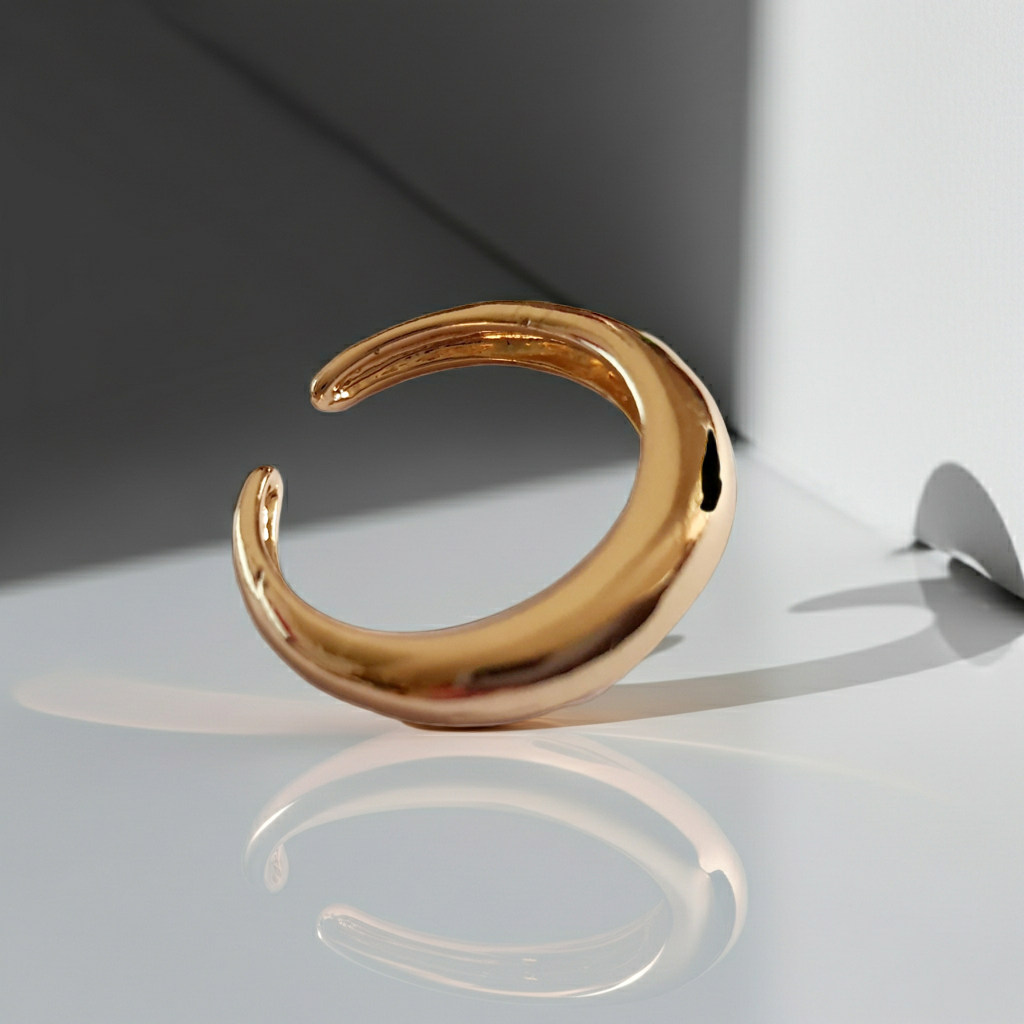 Pierścionek ze stali nierdzewnej w kształcie złotego półksiężyca, styl minimalistyczny, wysoki połysk. Rozmiar 17 mm, elegancki i nowoczesny design. Rouge Bizu.
