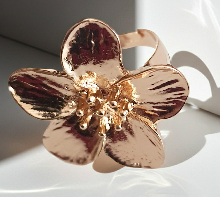 Śliczny i uroczy pierścionek ze stali nierdzewnej, w kształcie egzotycznego kwiatu. Elegancka forma i lekkie wykonanie. stal nierdzewna. rougebizu