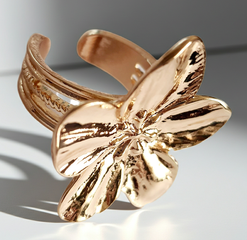 Pierścionek w kształcie dużego złotego kwiatu, błyszczący, rzeźbiony, botaniczny styl, stal nierdzewna, rozmiar 18 mm. Rouge Bizu.
