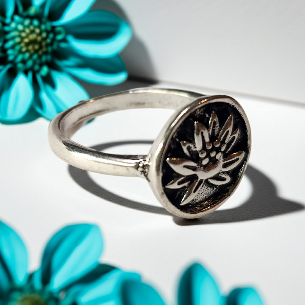 Pierścionek srebrny z motywem kwiatu lotosu, stal nierdzewna, stal chirurgiczna, rozmiar 17 mm, styl boho i minimalistyczny, wodoodporne, hipoalergiczne, jakość premium, Rouge Bizu.