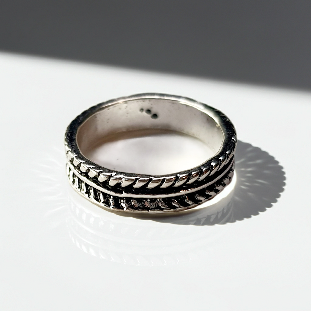 Produkt umieszczony na czystej białej powierzchni, przy białej ścianie, w minimalistycznym otoczeniu. W jasnym oświetleniu studyjnym, które tworzy subtelny, eteryczny klimat. Subtelne refleksy i równo rozprowadzone cienie podkreślają kontury. Styl fotografii redakcyjnej. W tle widoczne lekko rozmyte TURKUSOWE kwiaty, efekt romatyczny
