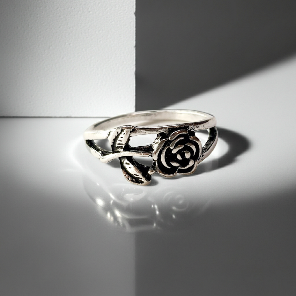 Produkt umieszczony na czystej białej powierzchni, przy białej ścianie, w minimalistycznym otoczeniu. W jasnym oświetleniu studyjnym, które tworzy subtelny, eteryczny klimat. Subtelne refleksy i równo rozprowadzone cienie podkreślają kontury. Styl fotografii redakcyjnej. W tle widoczne lekko rozmyte TURKUSOWE kwiaty, efekt romatyczny
