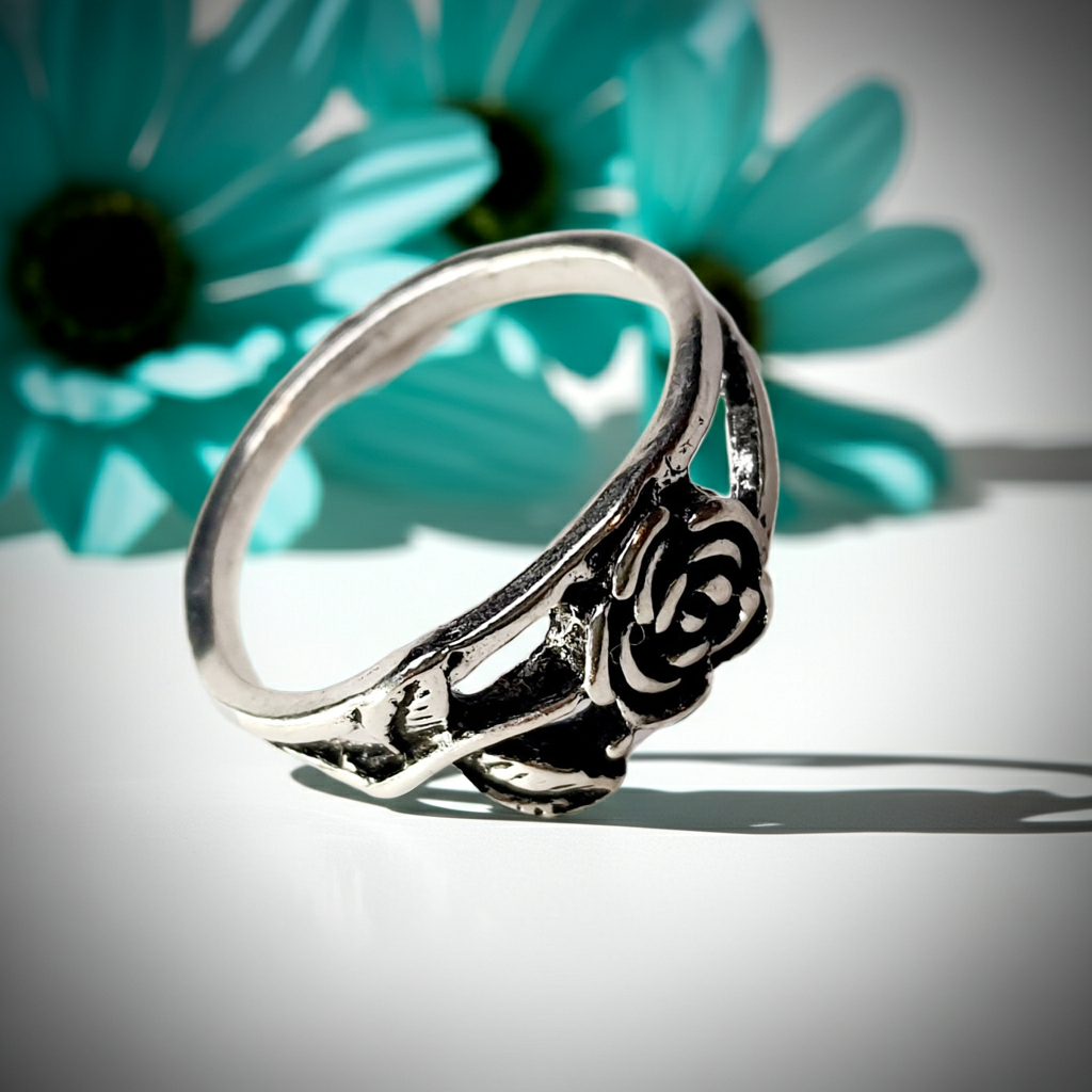 Produkt umieszczony na czystej białej powierzchni, przy białej ścianie, w minimalistycznym otoczeniu. W jasnym oświetleniu studyjnym, które tworzy subtelny, eteryczny klimat. Subtelne refleksy i równo rozprowadzone cienie podkreślają kontury. Styl fotografii redakcyjnej. W tle widoczne lekko rozmyte TURKUSOWE kwiaty, efekt romatyczny
