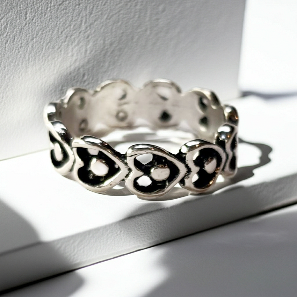 Pierścionek srebrny z motywem serc, stal nierdzewna, stal chirurgiczna, romantyczny styl vintage, rozmiar 15 mm, wodoodporne, hipoalergiczne, jakość premium, Rouge Bizu.