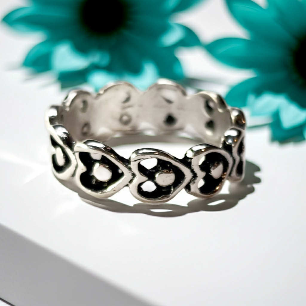 Pierścionek srebrny z motywem serc, stal nierdzewna, stal chirurgiczna, romantyczny styl vintage, rozmiar 15 mm, wodoodporne, hipoalergiczne, jakość premium, Rouge Bizu.