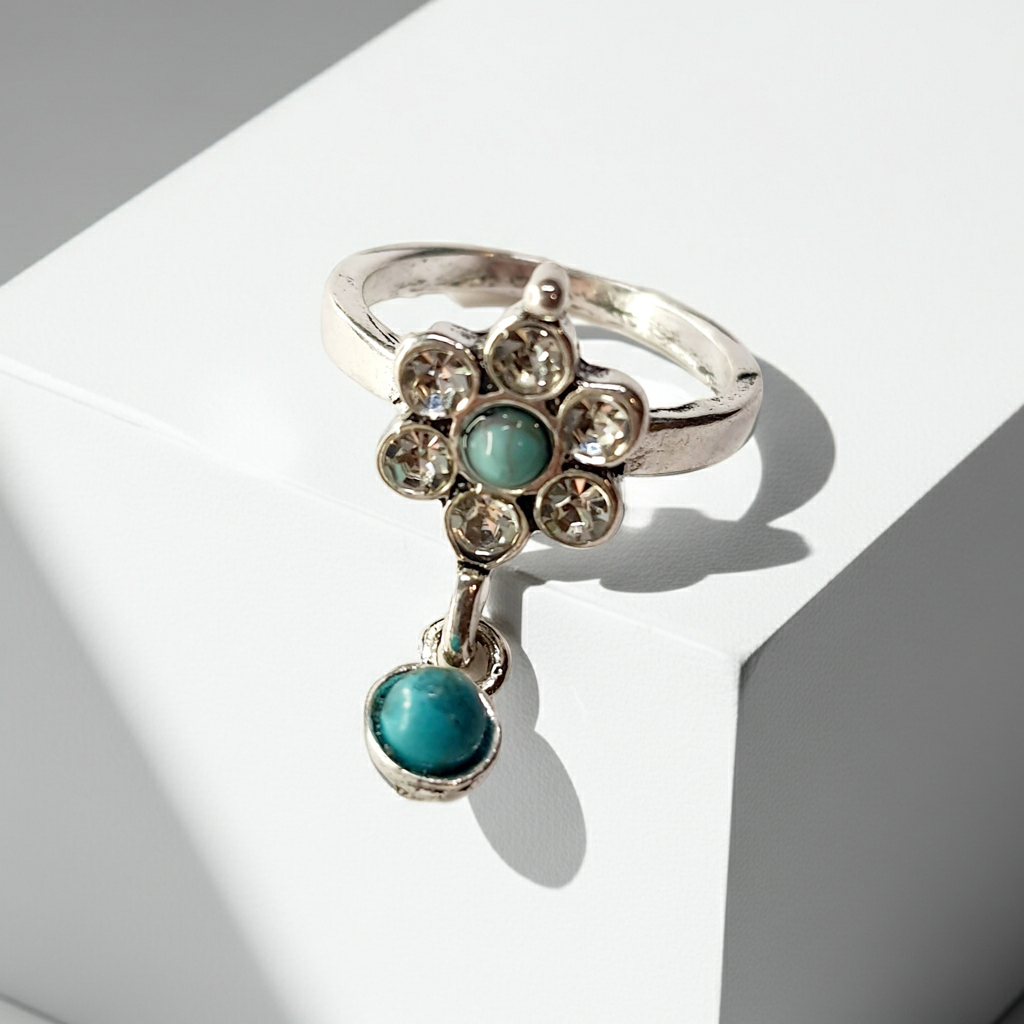 Pierścionek srebrny z motywem kwiatu i turkusową zawieszką, cyrkonie, stal nierdzewna, stal chirurgiczna, styl romantyczny boho vintage, rozmiar 16 mm, wodoodporne, hipoalergiczne, jakość premium, Rouge Bizu.
