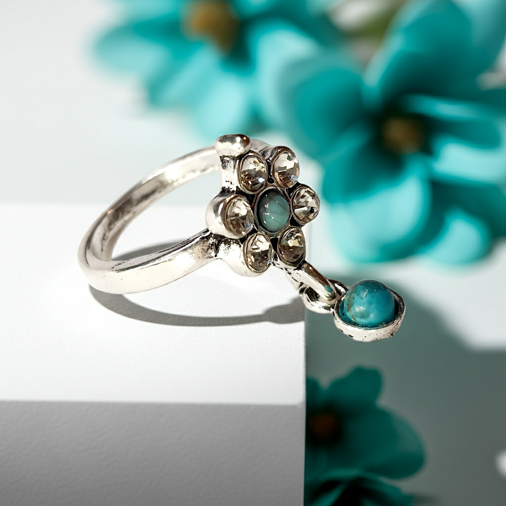 Pierścionek srebrny z motywem kwiatu i turkusową zawieszką, cyrkonie, stal nierdzewna, stal chirurgiczna, styl romantyczny boho vintage, rozmiar 16 mm, wodoodporne, hipoalergiczne, jakość premium, Rouge Bizu.